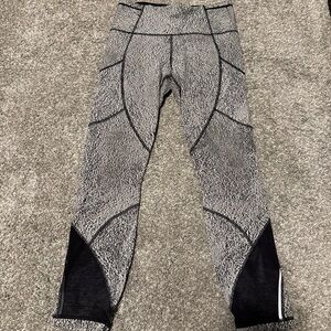 Lululemon Women’s Size 6 Gray and Black Patterned Leggings